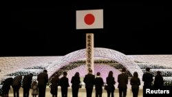 Warga Jepang memberikan penghormatan untuk mengenang para korban gempa bumi dan tsunami 11 Maret 2011, dengan menggelar peringatan dua tahun musibah nasional tersebut di antara rangkaian bunga chrysanthemum di Tokyo (11/3).