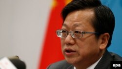 Ông Từ Hồng, Tổng Giám đốc Cơ quan Hiệp ước và Luật pháp thuộc Bộ Ngoại giao Trung Quốc, trong buổi họp báo tại Bộ Ngoại giao Trung Quốc ở Bắc Kinh ngày 12/5/2016. 