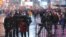 Cientos de miles de personas acuden a presenciar la fiesta de Año Nuevo en pleno corazón de Manhattan.