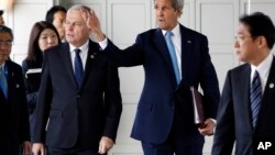 Jean-Marc Ayrault, avec le secrétaire d'État John Kerry, lors de la réuniion du G7 le 11 acril 2016.