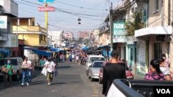 Las aglomeraciones para hacer compras en Guatemala han sido muy comunes, lo que ha llevado al mandatario a endurecer las restricciones en su país. [Foto: Eugenia Sagastume]