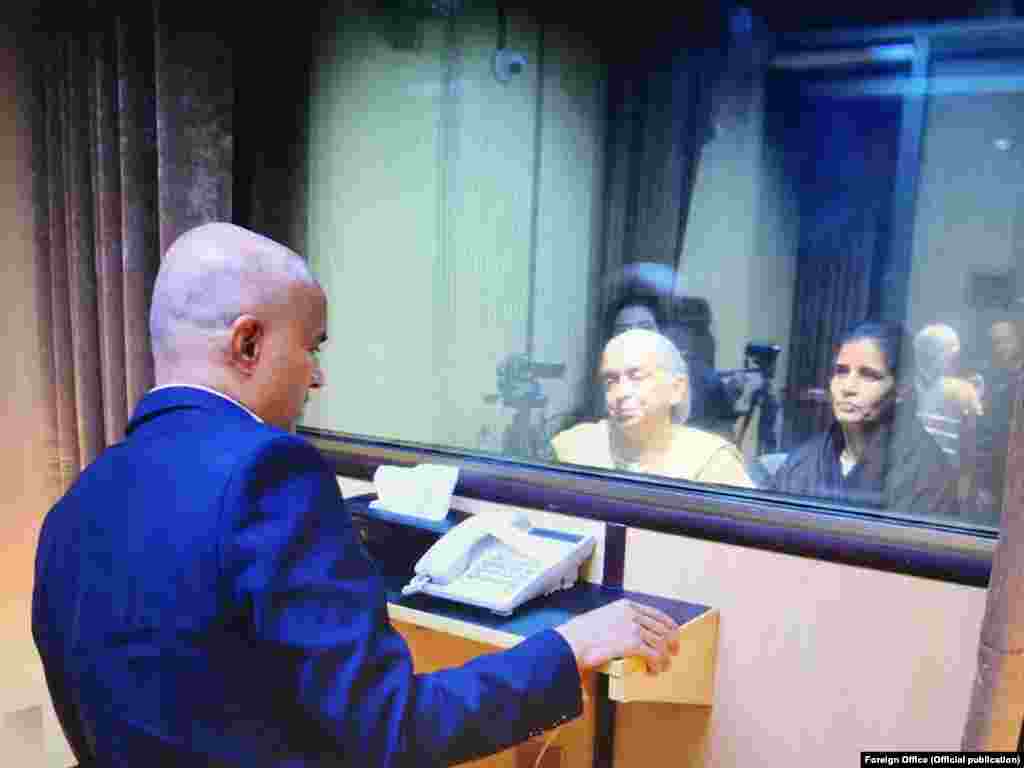 ملاقات میں بھارتی سفارت خانے کے ایک افسر اور پاکستان کی وزارتِ خارجہ کی بھارت ڈیسک کی نگران بھی شریک تھیں۔