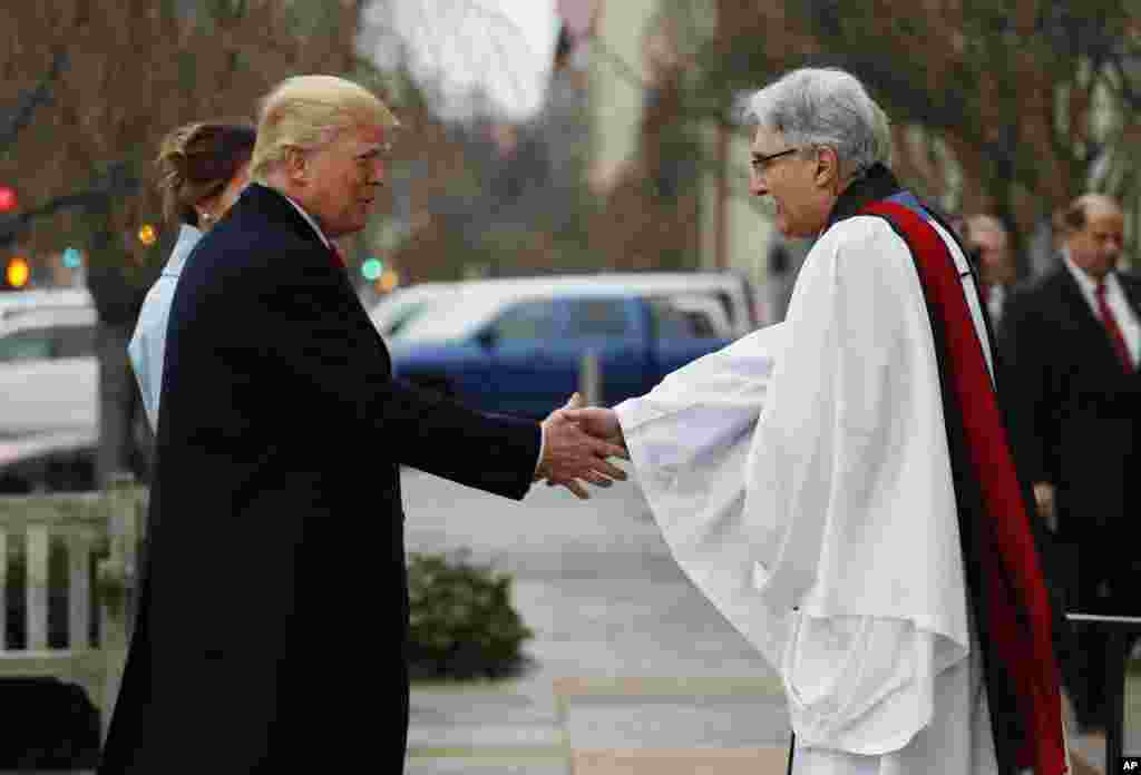 Le président élu Donald Trump et son épouse Melania saluent le révérend Luis Léon à leur arrivée à l&#39;église épiscopale de St. John&#39;s en face de la Maison Blanche, quelque temps avant l&rsquo;investiture, à Washington, 20 janvier 2017.