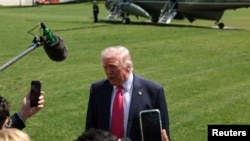 도널드 트럼프 대통령이 기자들의 질의에 답하고 있다.