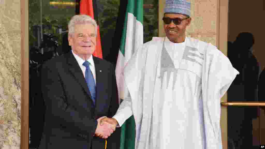 Le président allmand Joachim Gauck, et le président nigérian Muhammadu Buhari se serrent la main lors d'une visite à Abuja, Nigeria , 11 février 2016 .