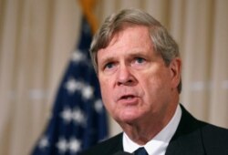 FOTO DE ARCHIVO: El entonces secretario de Agricultura de EE.UU., Tom Vilsack, pronuncia un discurso durante el lanzamiento de la Coalición Agrícola de los Estados Unidos para Cuba, en el Club Nacional de Prensa en Washington.