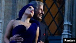 El cantante es una vez más el artista de más edad con un álbum No. 1 en el Billboard 200 para “Cheek to Cheek”, su colaboración de jazz con Lady Gaga.