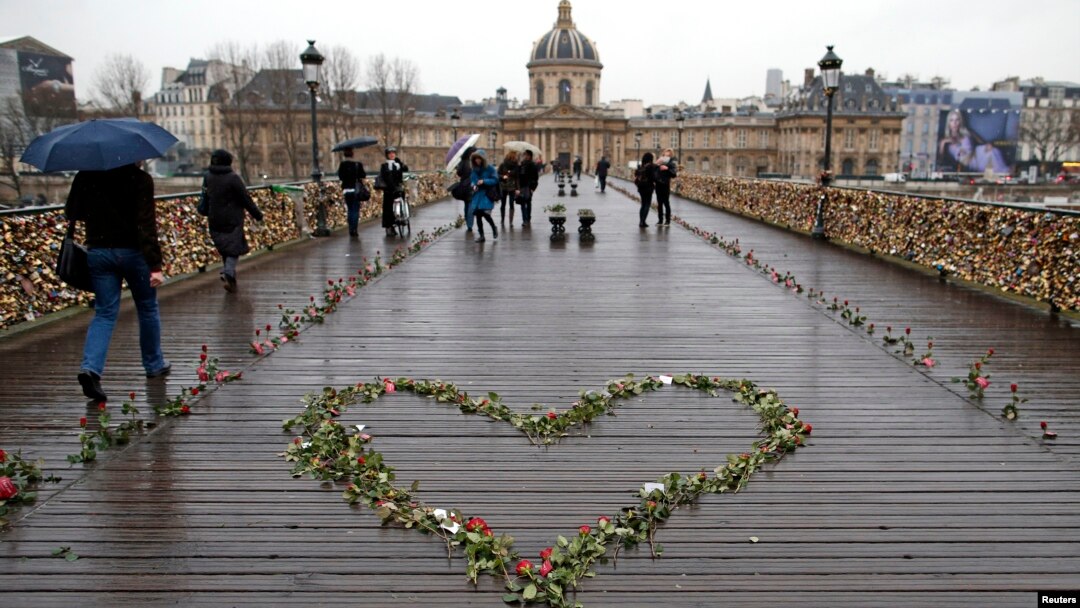 Bunga-bunga mawar ditempatkan di Pont des Arts di atas Sungai Seine, sebagai bagian dari kampanye perayaan Hari Kasih Sayang (Valentine's Day) di Paris, 14 Februari 2014.
