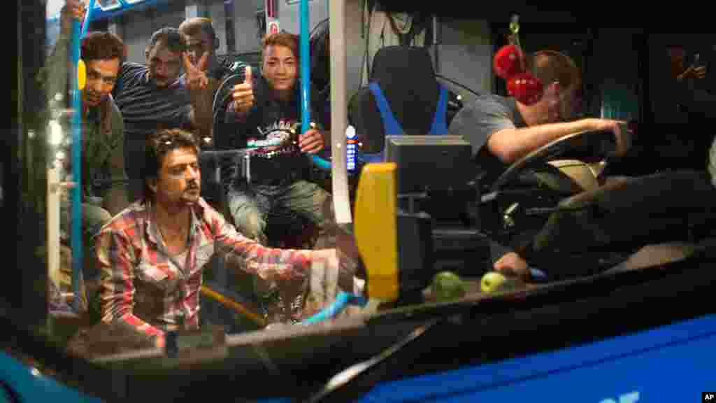 Des migrants font le signe e la victoire après leur arrivée à la frontière entre Hegyeshalom, Hongrie et Nickelsdorf, Austriche, 5 septembre 2015.