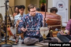 Alex Yoffe, pimpinan "Friends of the Gamelan" memainkan rebab (foto courtesy: Ivan Indrautama).