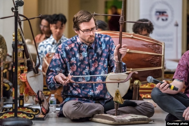 Alex Yoffe, pimpinan "Friends of the Gamelan" memainkan rebab (foto courtesy: Ivan Indrautama).