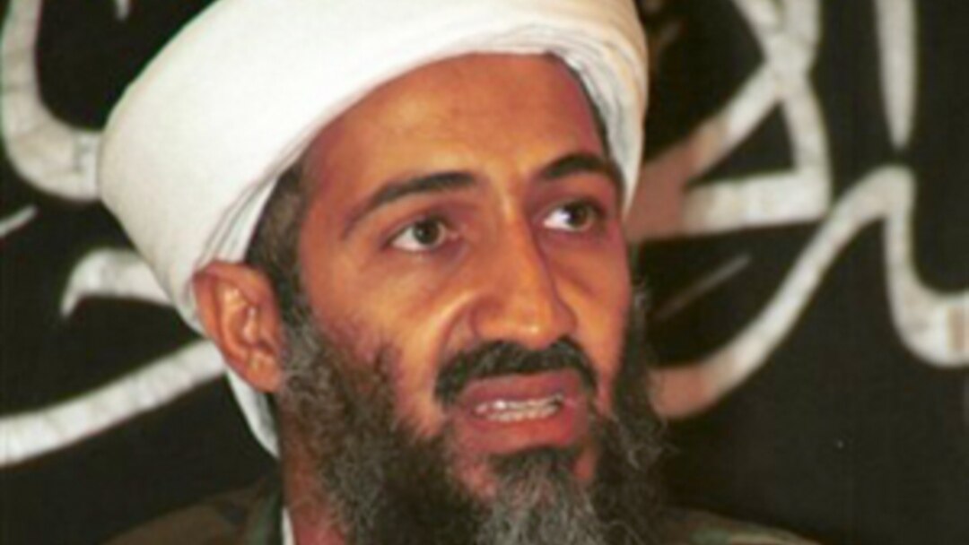 د کال ١٩٩٨ م په دې تصویر کې د القاعده وژل شوی مشر اوسامه بن لادن په خوست کې خبري غونډې ته وینا کوي. د القاعده د خوست مرکز امریکايي ځواکونو په ټوماهک مزایلو ویشتی و