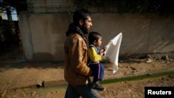 Des civils fuyant les affrontements entre forces irakiennes et combattants du groupe Etat islamique, nord de Mossoul, Irak, le 30 décembre 2016. (REUTERS/Ammar Awad)