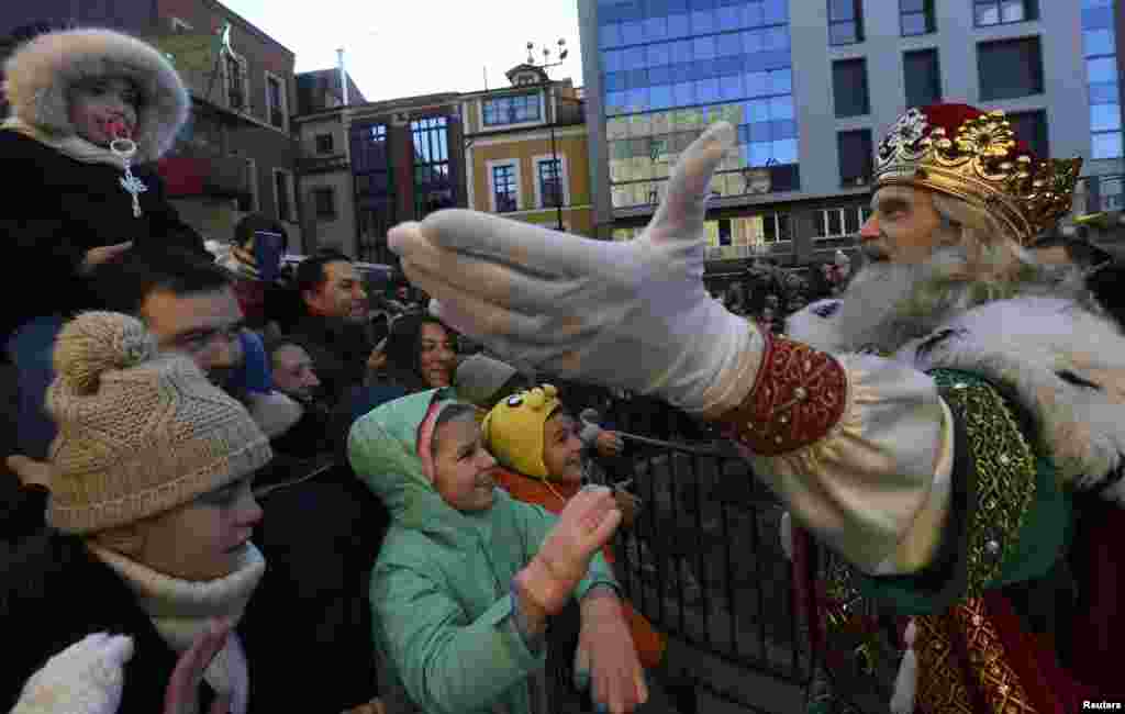 Un hombre disfrazado como uno de los Tres Reyes Magos saluda a los niños que asistieron al desfile de la Epifanía en Gijón, al norte de España, el cinco de enero del 2019.&nbsp; &nbsp;