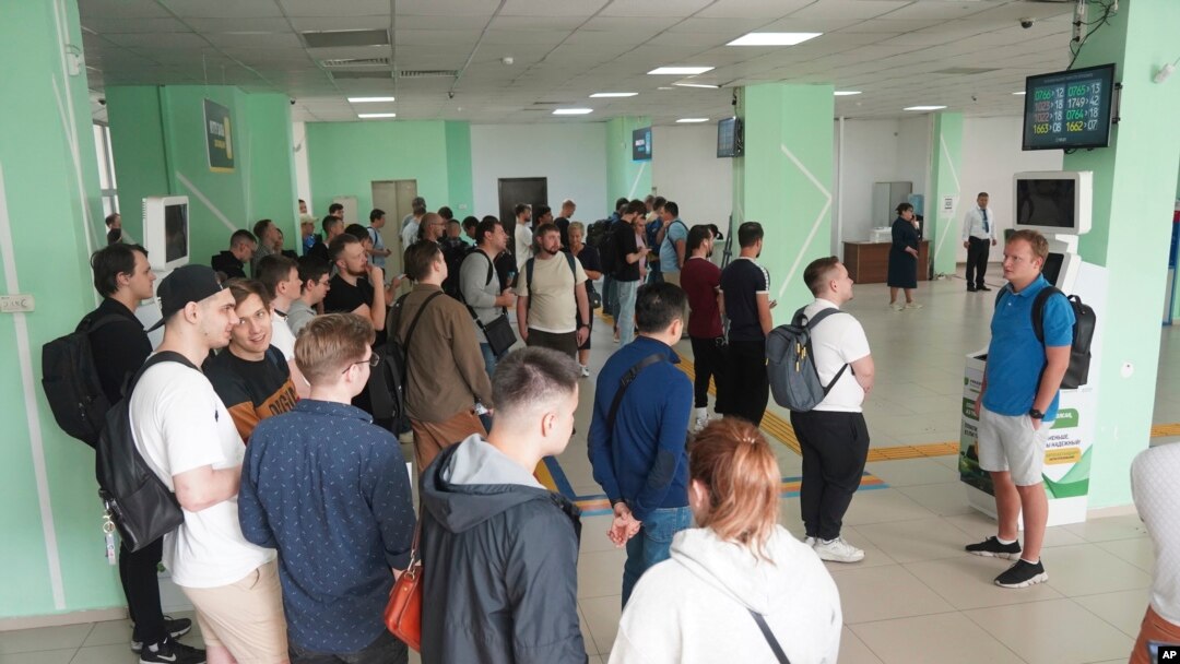 Người Nga đang chờ làm thủ tục nhập cảnh Kazakhstan.
