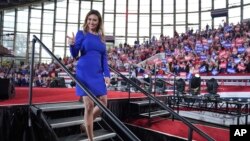 ARCHIVO - Alina Habba sale del escenario después de hablar ante el entonces candidato presidencial republicano Donald Trump llega a un mitin de campaña en el J.S. Dorton Arena, el 4 de noviembre de 2024, en Raleigh, Carolina del Norte. 