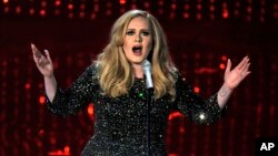 Penyanyi Inggris, Adele, memenangkan dua Grammy Awards 2017 di Los Angeles (foto: dok).