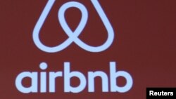 Un cartel con logo de Airbnb puede verse en Tokio, Japón, noviembre de 2015. [Foto de archivo]