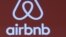 Un cartel con logo de Airbnb puede verse en Tokio, Japón, noviembre de 2015. [Foto de archivo]