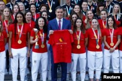 پدرو سانچز، نخست‌وزیر اسپانیا، همراه با تیم ملی‌ اسپانیا