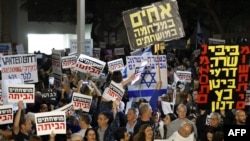 Une manifestation intitulée "Marche de la honte" contre le Premier ministre Benjamin Netanyahu et la corruption gouvernementale dans la ville côtière de Tel Aviv le 23 décembre 2017. / AFP PHOTO / JACK GUEZ