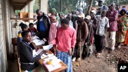 Burundians queue to cast their votes in the constitutional referendum in Buye, north of Ngozi, in northern Burundi, May 17, 2018. 