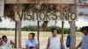 Penduduk pribumi sedang menanti turis di Pine Ridge Reservation, 20 Juli 2012. (Foto; AP)