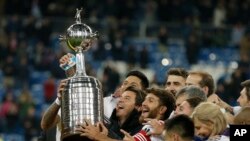 Marcelo Gallardo, entrenador de River Plate de Argentina, celebra con el trofeo después de derrotar a Boca Juniors de Argentina en la final de la Copa Libertadores en el estadio Santiago Bernabeu en Madrid, España, el domingo 9 de diciembre de 2018.