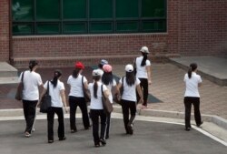 탈북민 여성들이 한국 정부의 탈북민 정착지원 센터인 하나원 건물로 들어서고 있다. (자료사진)