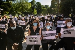 Las protestas por la muerte del afroamericano, George Floyd se han extendido a todo el mundo. En esta imagen, un grupo de personas frente a la embajada de Estados Unidos en París, Francia, expresa su descontento y apoyo.