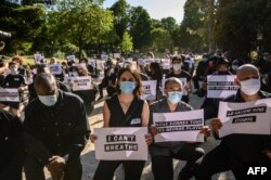 Las protestas por la muerte del afroamericano, George Floyd se han extendido a todo el mundo. En esta imagen, un grupo de personas frente a la embajada de Estados Unidos en París, Francia, expresa su descontento y apoyo.