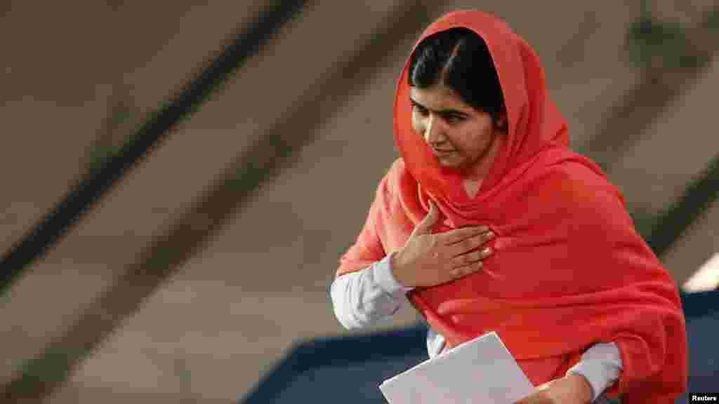 La auréate du prix Nobel de la paix Malala Yousafzai se prépare à délivrer son discours lors de la cérémonie de remise du Prix Nobel de la Paix à l&#39;Hôtel de Ville d&#39;Oslo, le 10 décembre 2014.