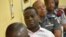 Le commandant ivoirien Jean-Noël Abehi, ancien chef de la gendarmerie, au centre, dans une salle d'audience du quartier général de l'armée dans le quartier du Plateau, le jour de son procès, avec huit officiers ivoiriens, à Abidjan, le 4 juin 2015. 