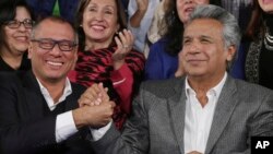 El presidente de Ecuador Lenín Moreno (der.) y el vicepresidente Jorge Glas (izq,) saludan su victoria electoral en Quito. Abril 4 de 2017.