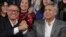 El presidente de Ecuador Lenín Moreno (der.) y el vicepresidente Jorge Glas (izq,) saludan su victoria electoral en Quito. Abril 4 de 2017.