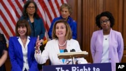 La presidenta de la Cámara de Representantes, la demócrata Nancy Pelosi, al frente, habla durante un evento en el Capitolio en Washington DC, el 20 de julio de 2022.