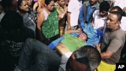 지난 9월9일 버스 사고 현장에서 이송되는 환자. 