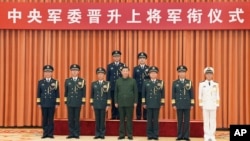 中共官媒新華社發布照片顯示中央軍委主席習近平出席晉升上將軍銜儀式，新任火箭軍司令員王厚斌（左上）晉升為上將。（2023年7月31日）