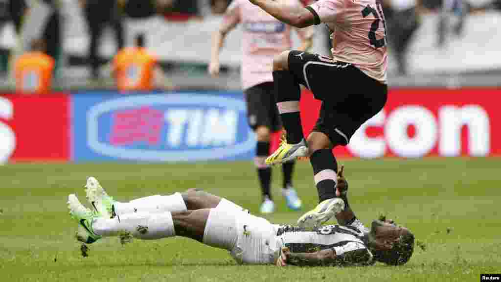 Juventus&#39; Kwadwo Asamoah is tackled by Palermo&#39;s Egidio Arevalo Rios (top) during their Italian Serie A soccer match at the Juventus stadium in Turin May 5, 2013.