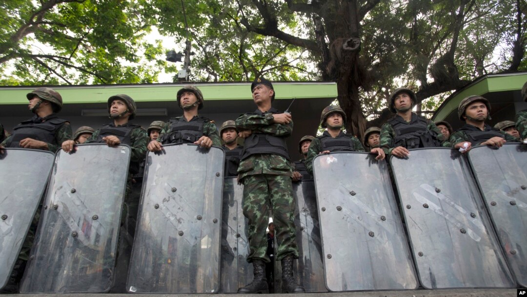 Binh lính đứng gác tại Tượng đài Chiến thắng ở Bangkok, 29/5/2014.