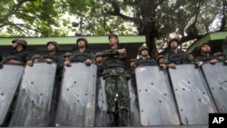 Binh lính đứng gác tại Tượng đài Chiến thắng ở Bangkok, 29/5/2014.