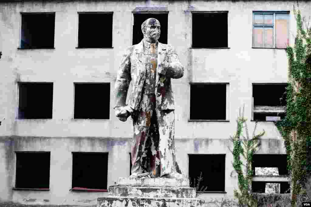 Patung Lenin diliputi lumut di luar gedung sekolah bahasa Georgia yang terlantar di Bzipta, Abkhazia. (V. Undritz/VOA)