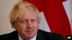 Perdana Menteri Inggris Boris Johnson di 10 Downing Street di London, 16 Desember 2021. Partai Konservatif Perdana Menteri Inggris Boris Johnson secara mengejutkan kalah dalam pemilihan sela parlemen yang merupakan referendum tentang pemerintahannya. (Foto: AP)