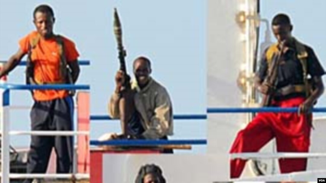 Bajak laut Somalia dengan senjata mereka, senapan penyerang AKM, peluncur granat RPG-7 dan pistol semi-otomatis.