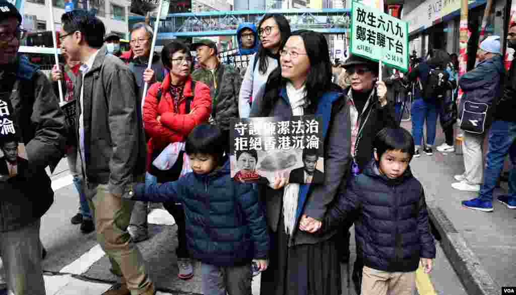 香港市民鍾小姐帶同兩名年幼兒子參與元旦遊行。（美國之音湯惠芸）