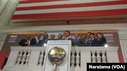 Perusahaan Indonesia membuka pasar bursa saham New York dengan tradisi membunyikan lonceng. (Foto: VOA/Naratama Rukmananda)