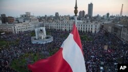 Para pengunjuk rasa yang menentang pencopotan Presiden Martin Vizcarra berkumpul di Plaza San Martin di Lima, Peru, Kamis, 12 November 2020. (Foto: dok)