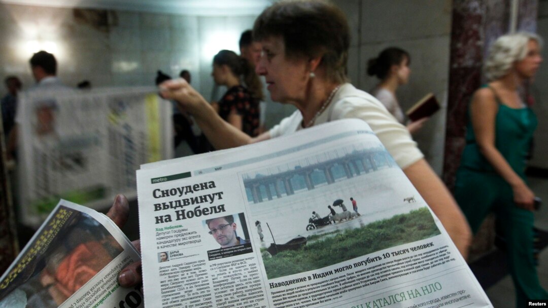 Pembagian koran berisi berita tentang Edward Snowden di stasiun bawah tanah Moskow. (Foto: Dok)