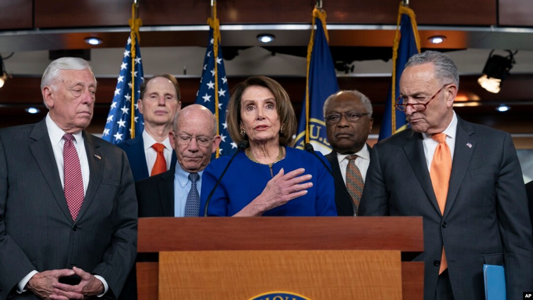 Ketua DPR AS Nancy Pelosi, Pemimpin Minoritas Senat AS Chuck Schumer, dan beberapa pemimpin Kongres lainnya memberikan keterangan kepada pers di Gedung Capitol, Washington, D.C., seusai pertemuan dengan Presiden Trump, 22 Mei 2019.