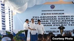 Presiden Joko Widodo (tengah) meresmikan lima pelabuhan di wilayah timur Indonesia hari Rabu pagi 6/4 (Courtesy: Biro Pers Kepresidenan RI).